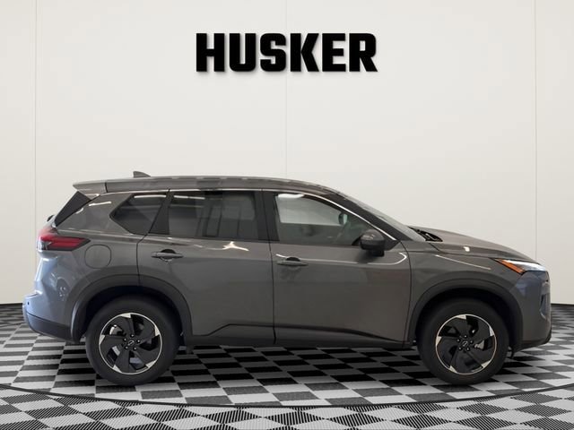 Used 2025 Nissan Rogue SV AWD/4WD image 2