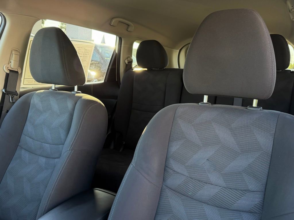 Used 2016 Nissan Rogue SV image 16