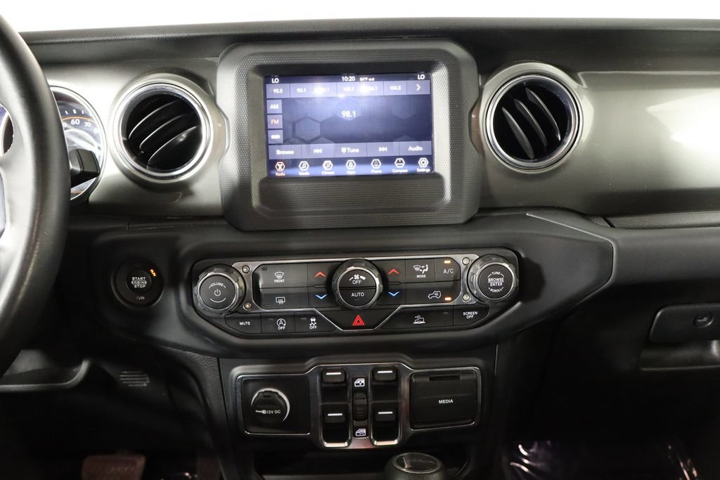 Used 2020 Jeep Gladiator Overland w/ Trailer Tow Package AWD/4WD image 23