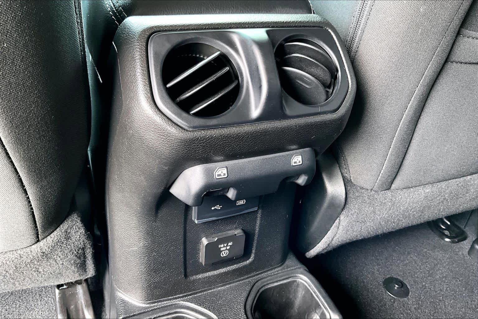 Used 2018 Jeep Wrangler Unlimited Sahara image 32