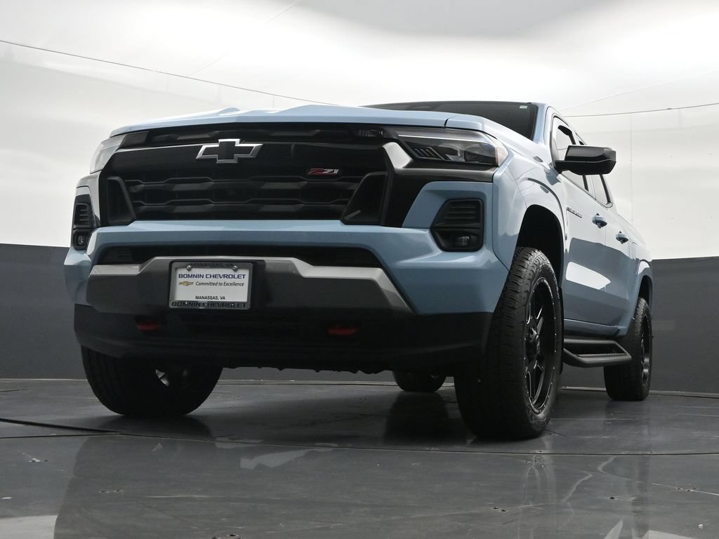 Used 2025 Chevrolet Colorado Z71 w/ Technology Package AWD/4WD image 39