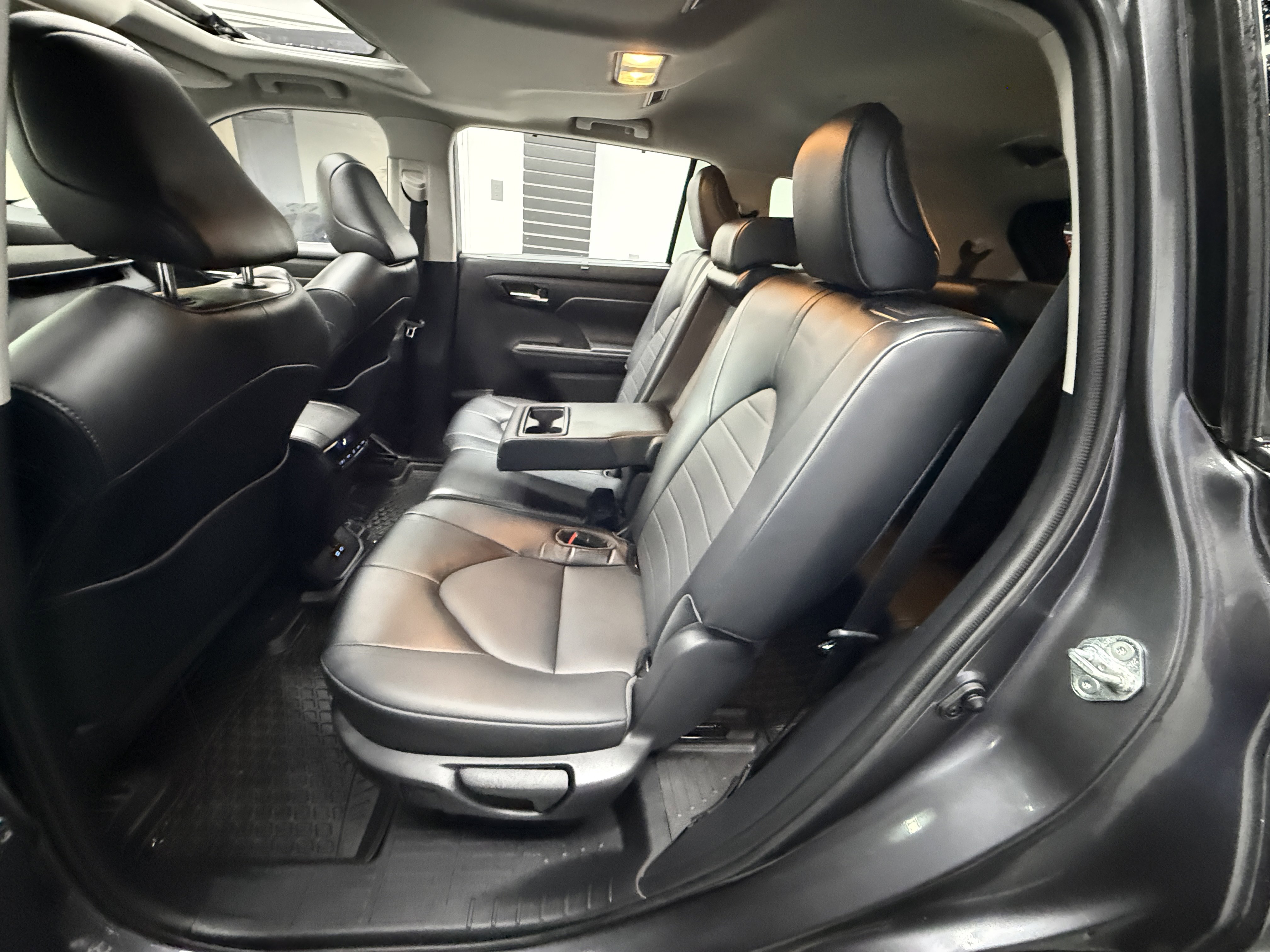 Used 2022 Toyota Highlander XLE AWD/4WD image 24