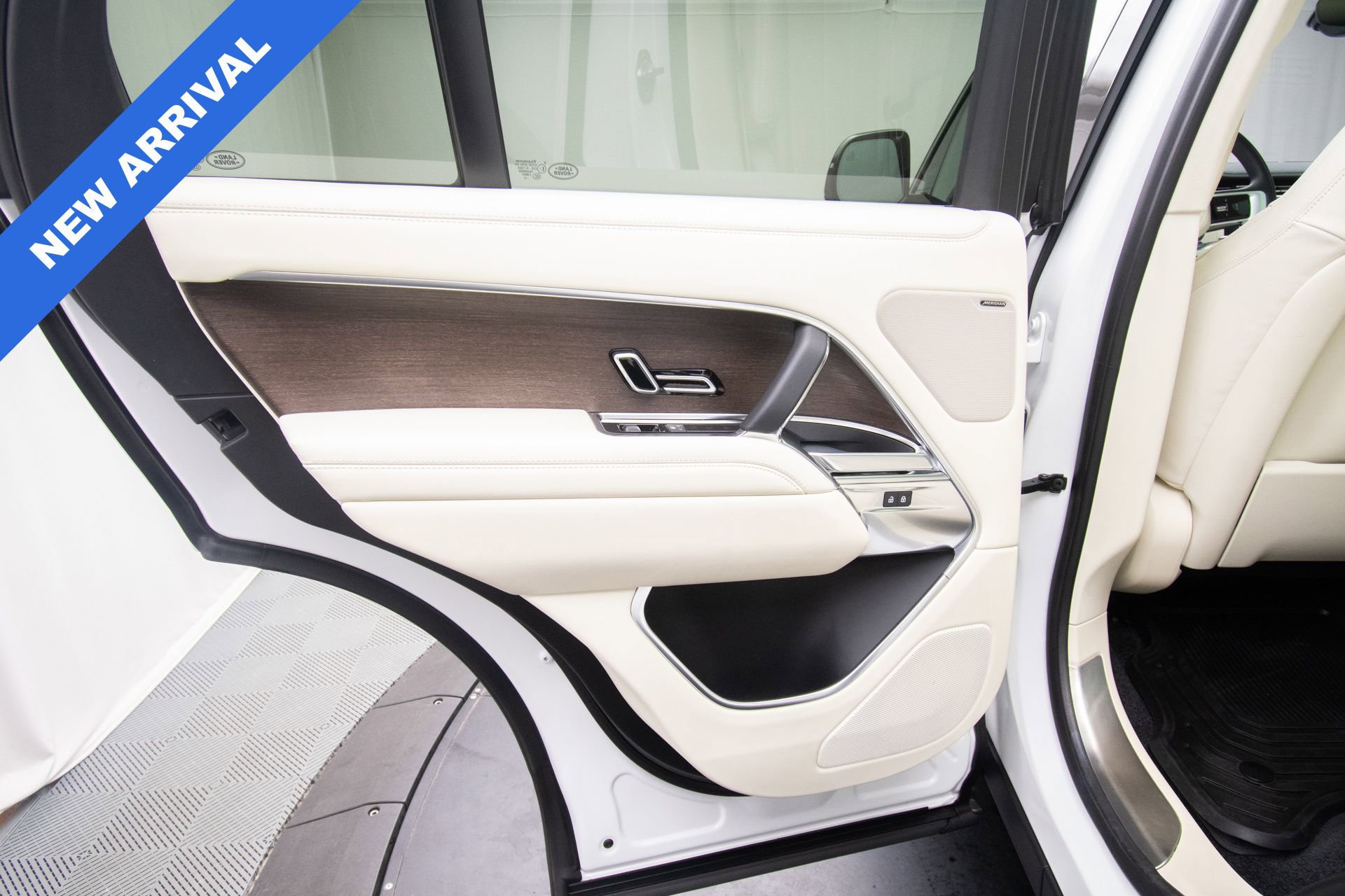 Used 2023 Land Rover Range Rover SE image 25