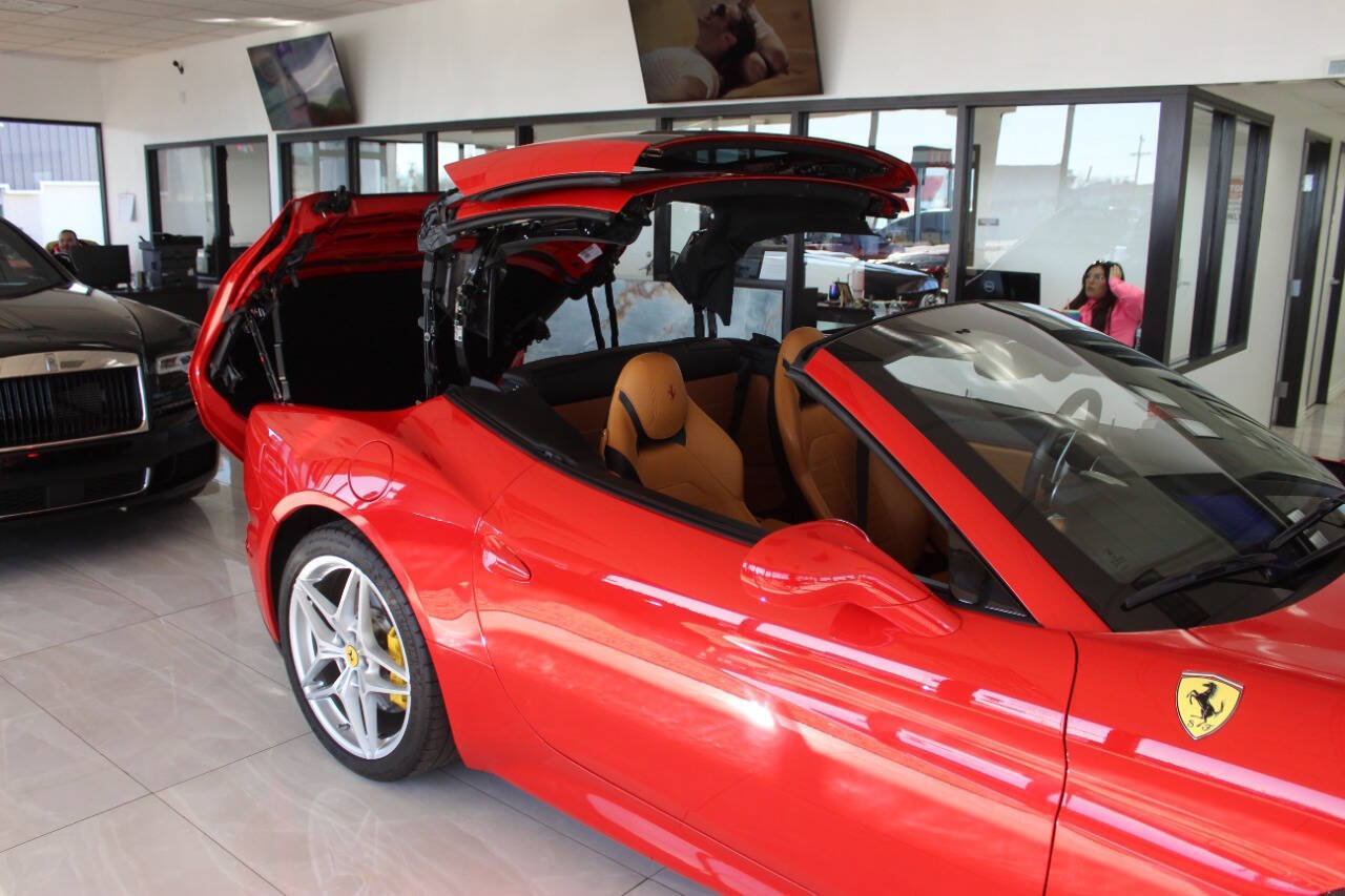 Used 2016 Ferrari California T RWD image 9