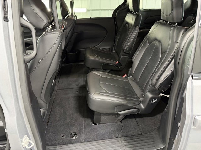 Used 2021 Chrysler Pacifica Touring-L w/ Uconnect Theater Family Group image 10
