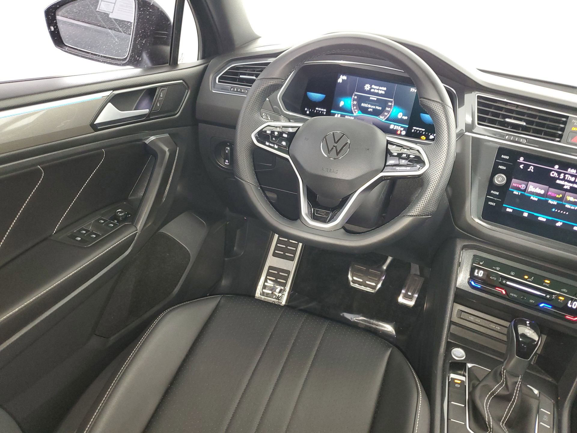 Used 2023 Volkswagen Tiguan SE R-Line image 42