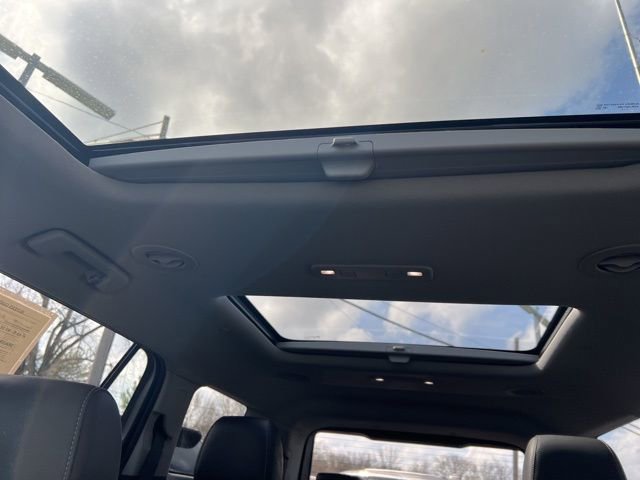 Used 2023 GMC Acadia SLT w/ Elevation Edition image 6