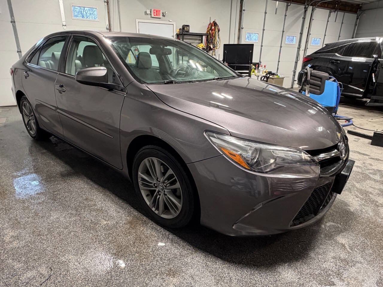 Used 2017 Toyota Camry SE w/ Moonroof Package image 3