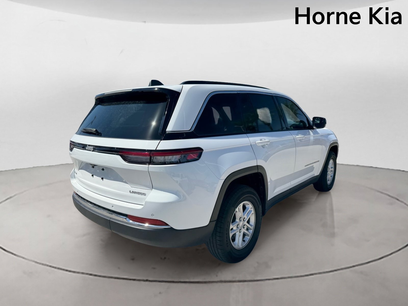 Used 2025 Jeep Grand Cherokee Laredo w/ Luxury Tech Group I AWD/4WD image 4