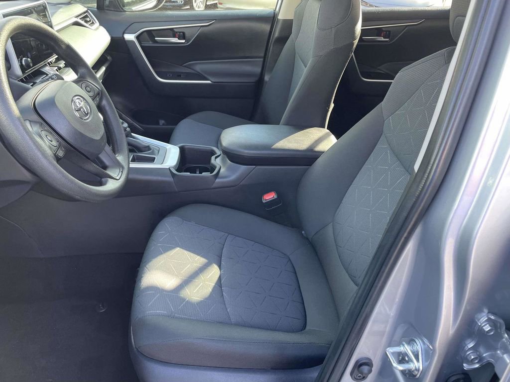 Used 2025 Toyota RAV4 XLE FWD image 29