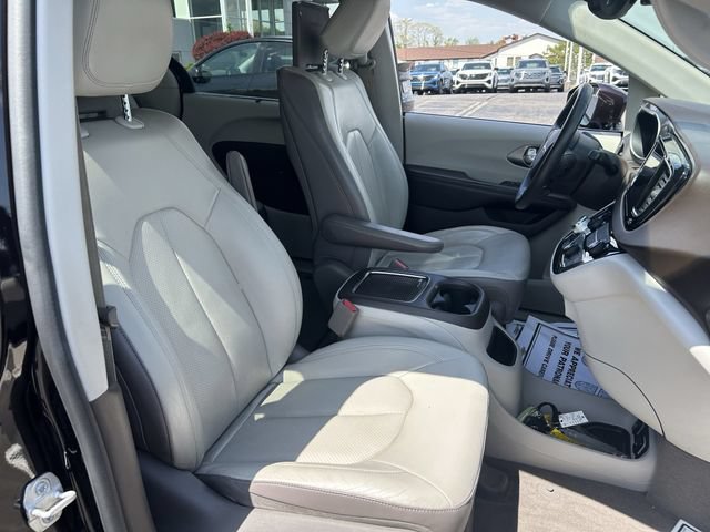 Used 2017 Chrysler Pacifica Touring-L Plus FWD image 30