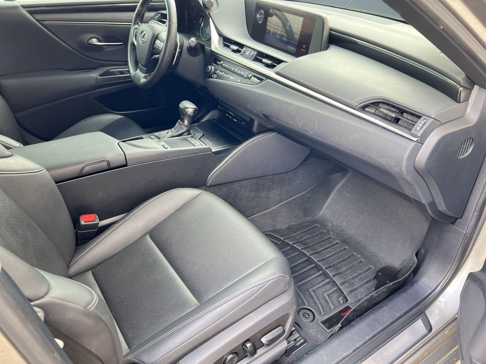 Used 2020 Lexus ES 300h w/ Accessory Package image 31