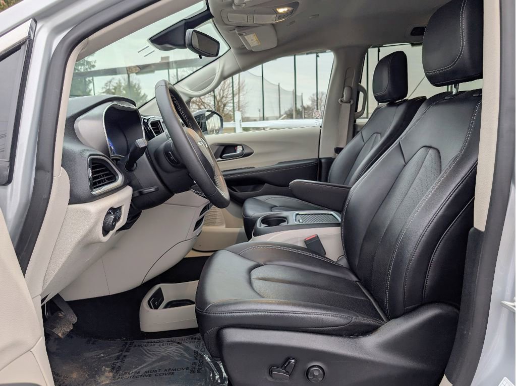Used 2024 Chrysler Pacifica Touring-L image 13