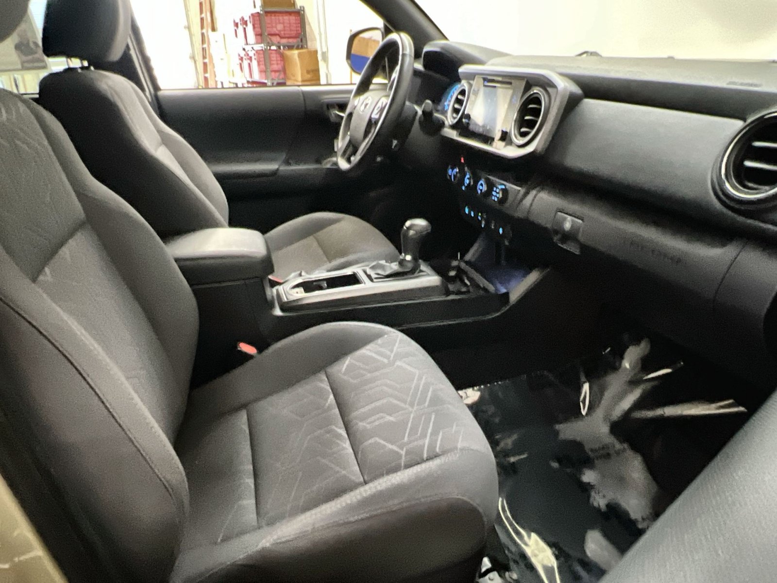 Used 2018 Toyota Tacoma TRD Off-Road w/ Technology Package AWD/4WD image 25