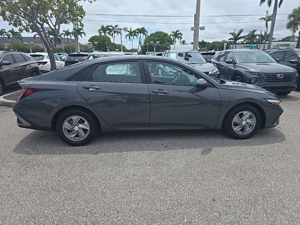 Used 2024 Hyundai Elantra SE image 4