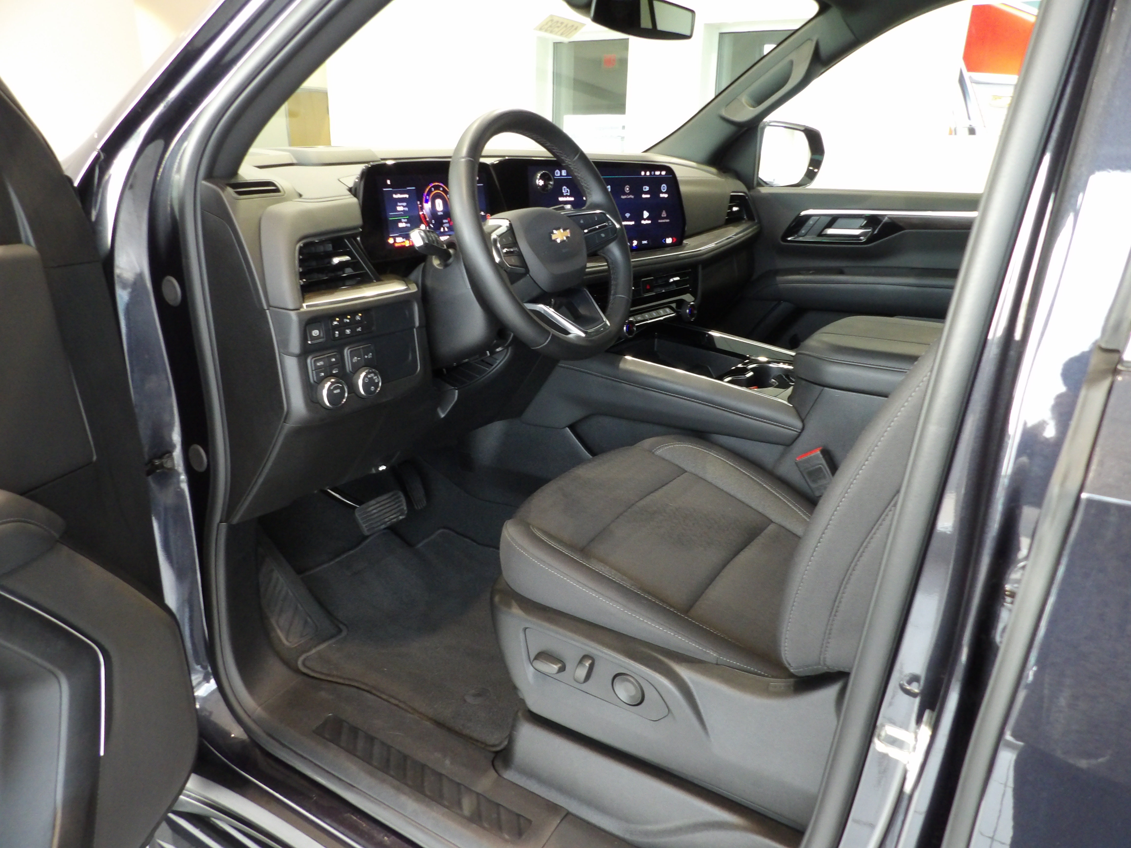 Used 2025 Chevrolet Tahoe LS AWD/4WD image 9