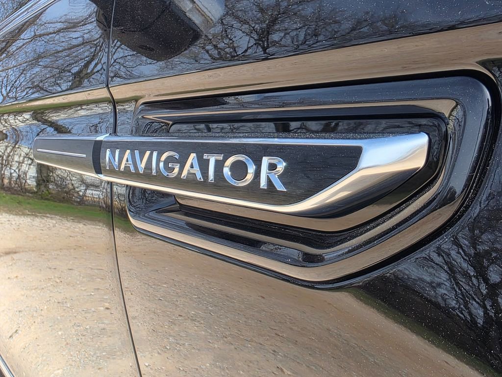 Used 2021 Lincoln Navigator Black Label w/ Cargo Convenience Package image 6