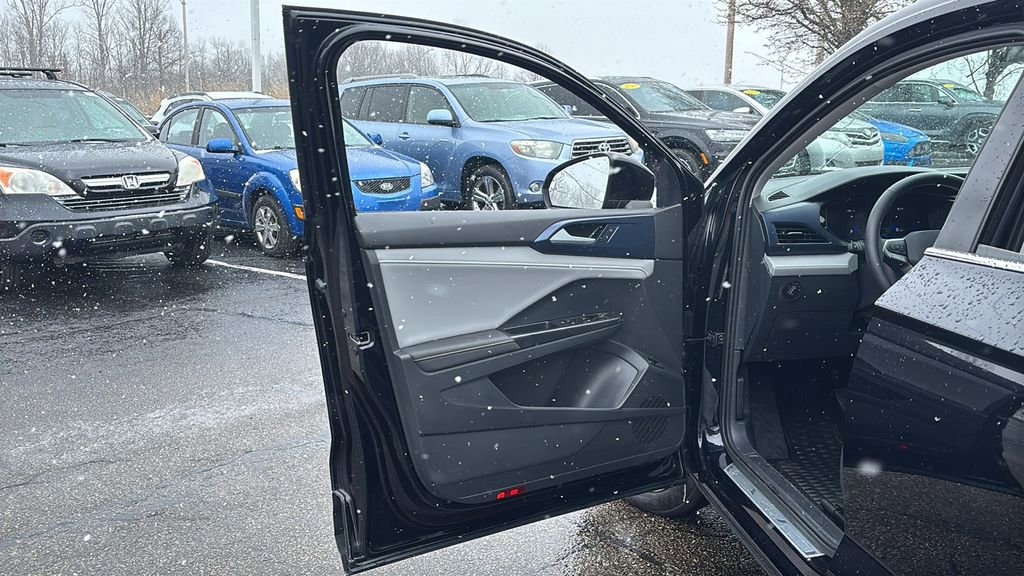 Used 2024 Volkswagen Taos SE image 11