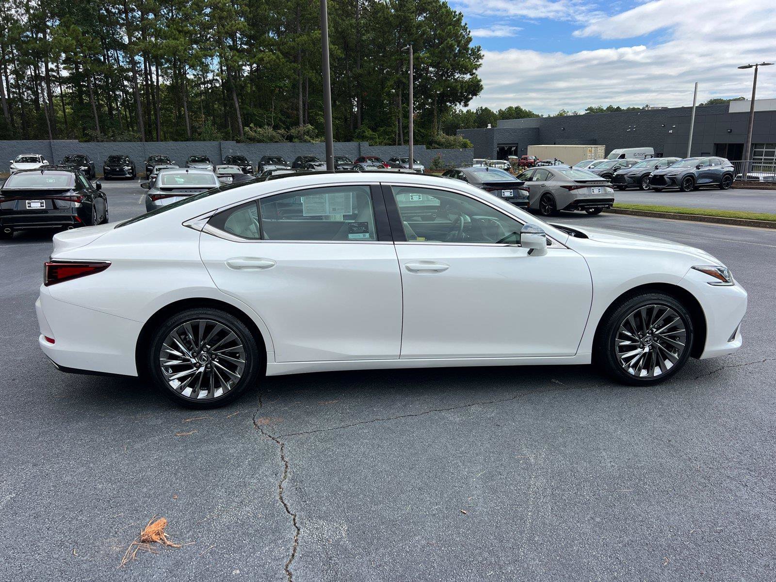Certified 2024 Lexus ES 350 w/ Technology Package FWD image 4