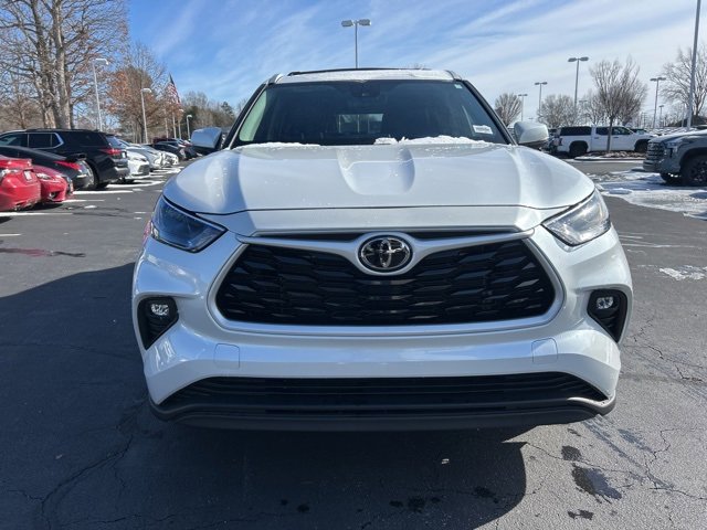 Used 2025 Toyota Highlander XLE image 2