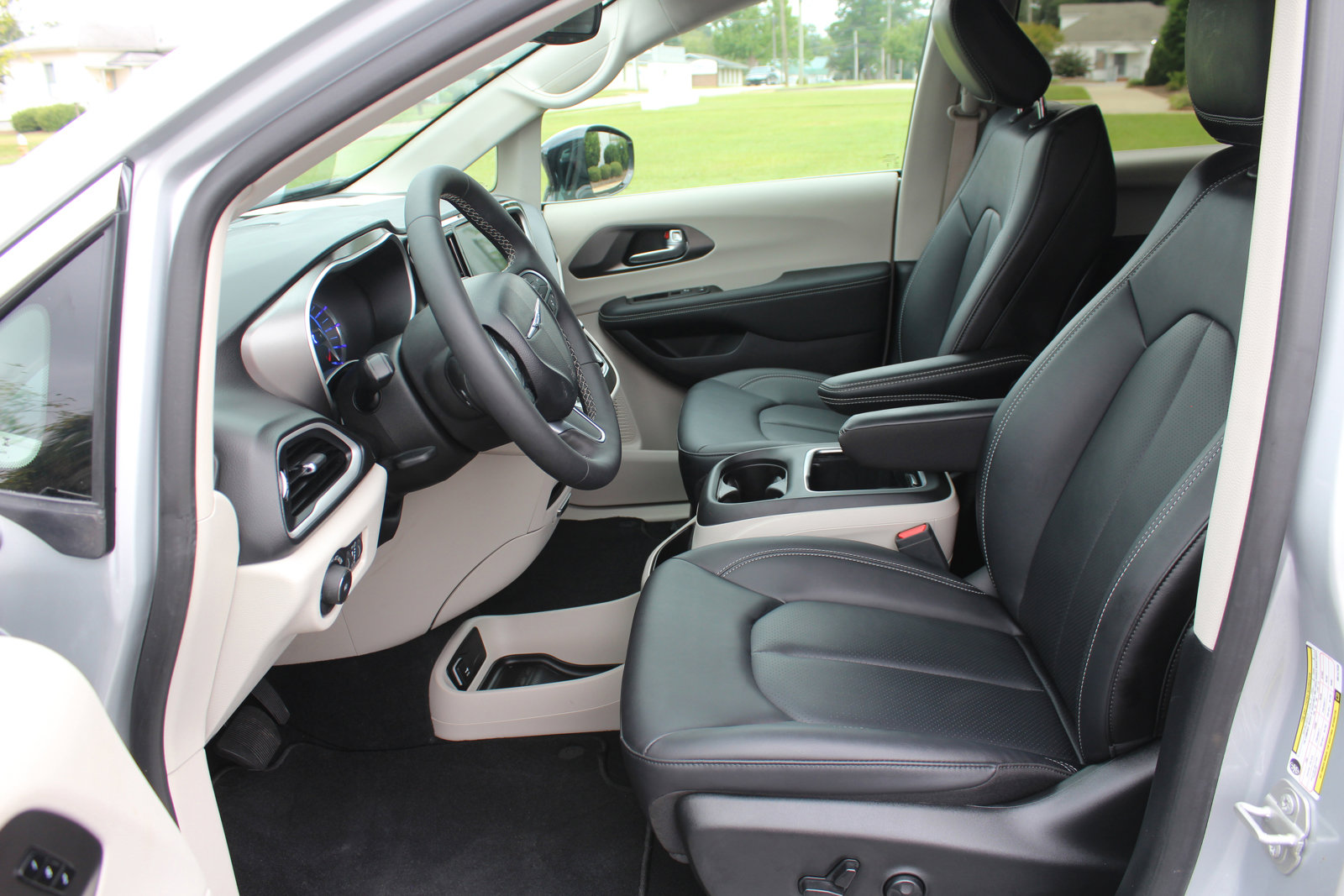 Used 2024 Chrysler Pacifica Select image 24