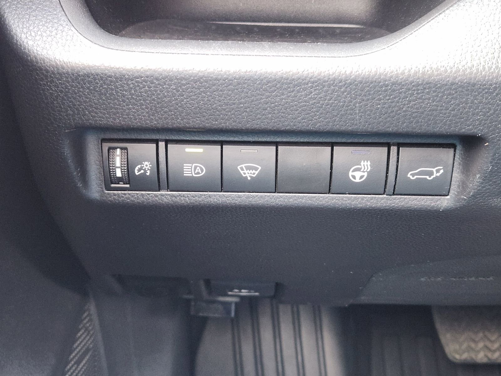 Used 2022 Toyota RAV4 XLE Premium AWD/4WD image 25