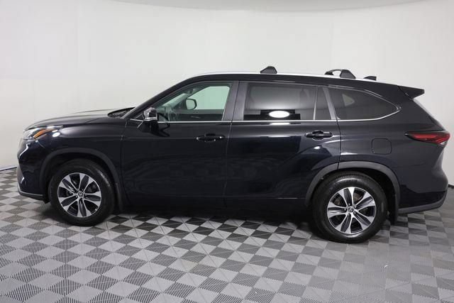 Used 2024 Toyota Highlander XLE AWD/4WD image 5