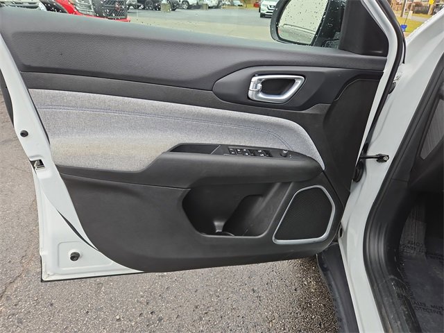 Used 2024 Jeep Compass Latitude image 11