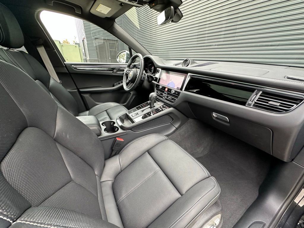 Certified 2025 Porsche Macan image 38