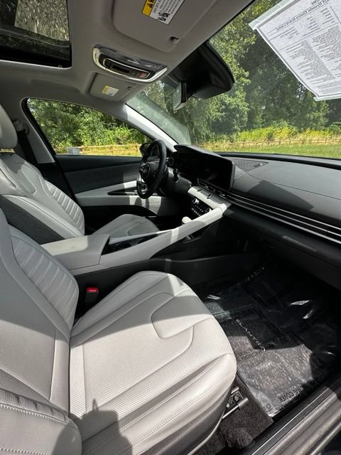 Certified 2025 Hyundai Elantra Limited FWD image 23