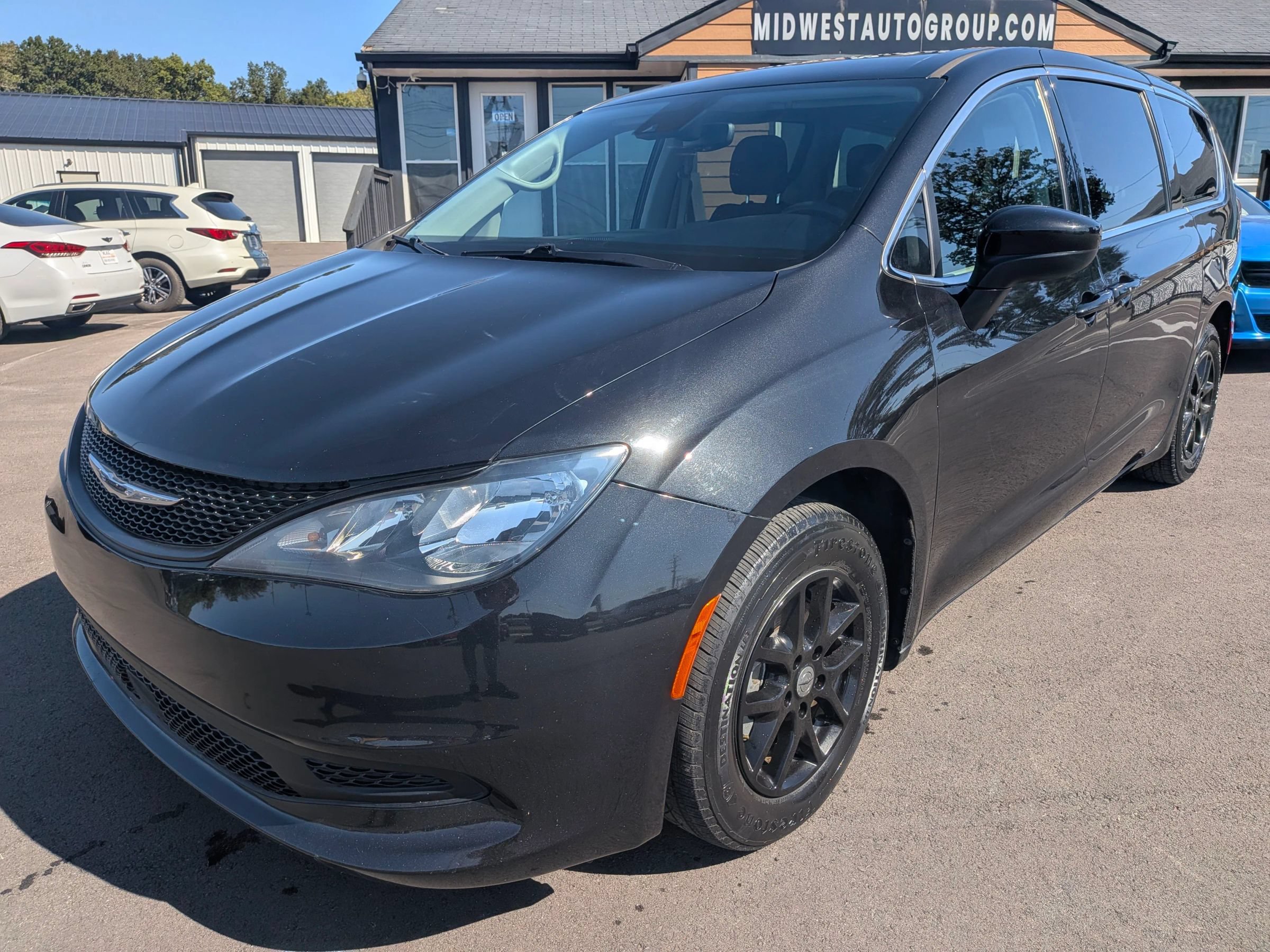 Used 2022 Chrysler Voyager LX FWD image 2