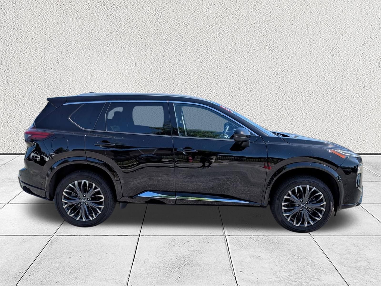 Used 2025 Nissan Rogue Platinum FWD image 2