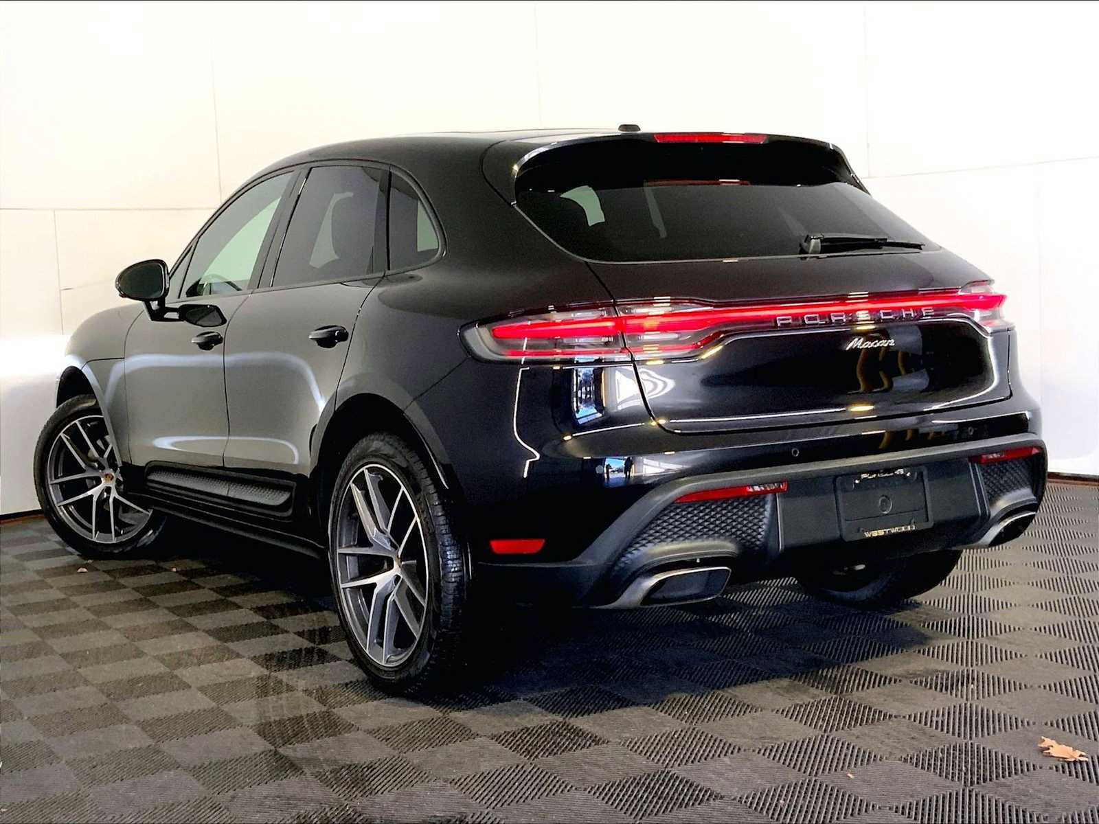 Certified 2025 Porsche Macan image 3