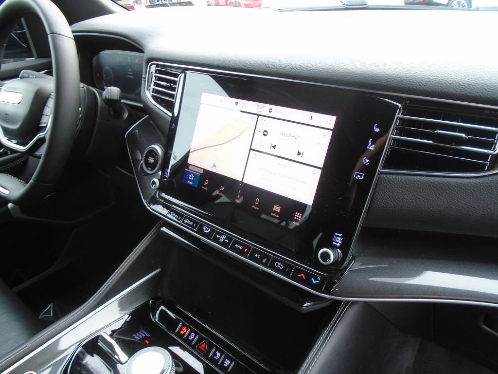 Used 2024 Jeep Wagoneer L Base image 15