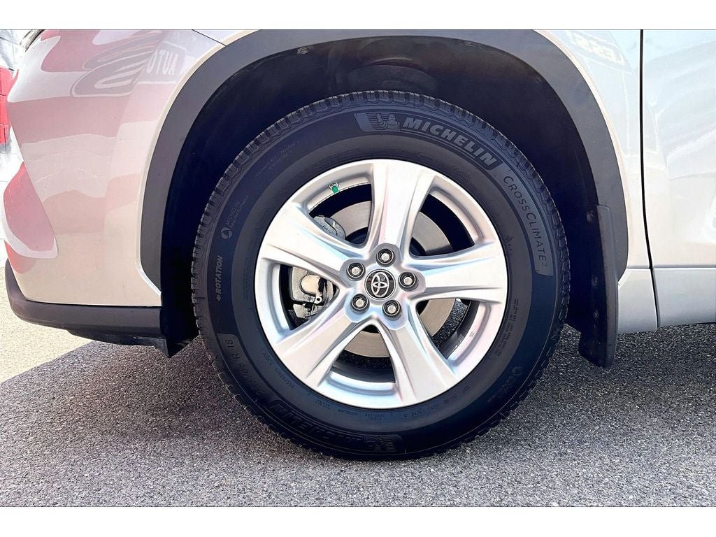 Used 2022 Toyota Highlander LE AWD/4WD image 9