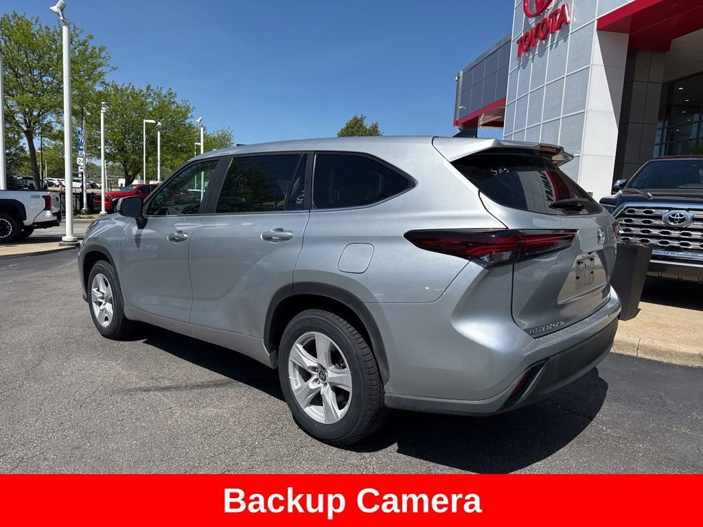 Used 2025 Toyota Highlander LE FWD image 6