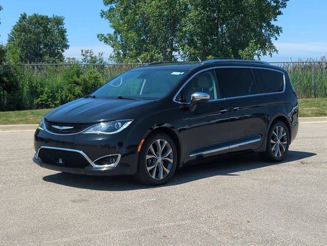 Used 2020 Chrysler Pacifica Limited w/ Tire & Wheel Group FWD image 7