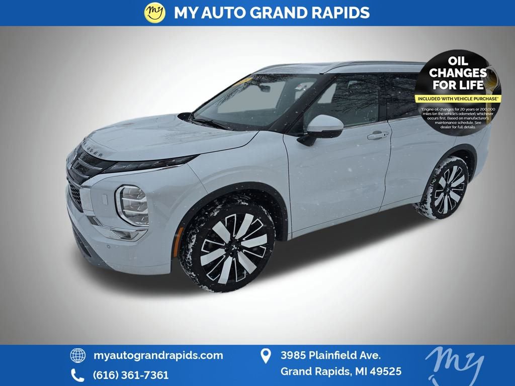 Used 2025 Mitsubishi Outlander SEL image 3