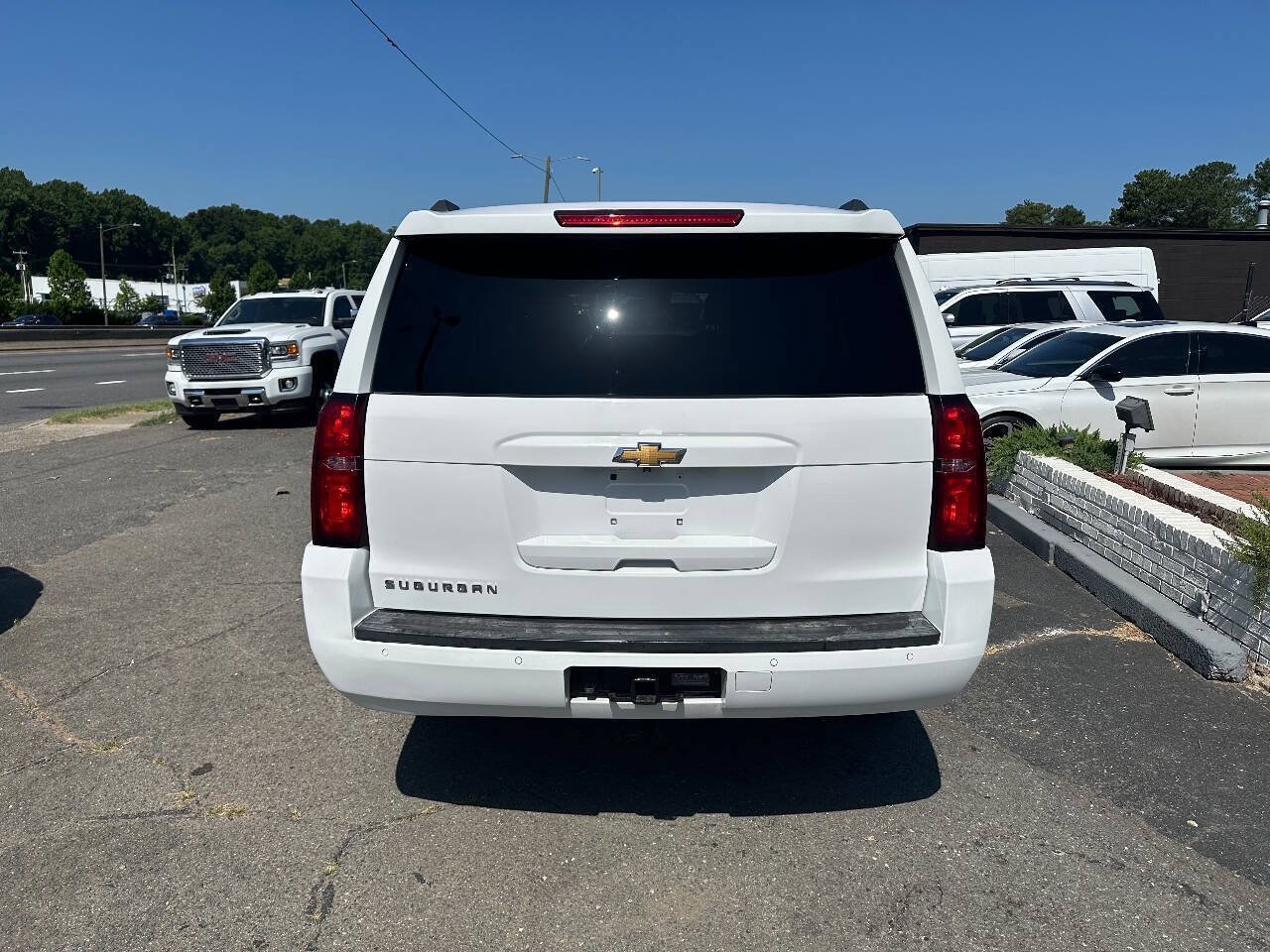 Used 2015 Chevrolet Suburban LT RWD image 4