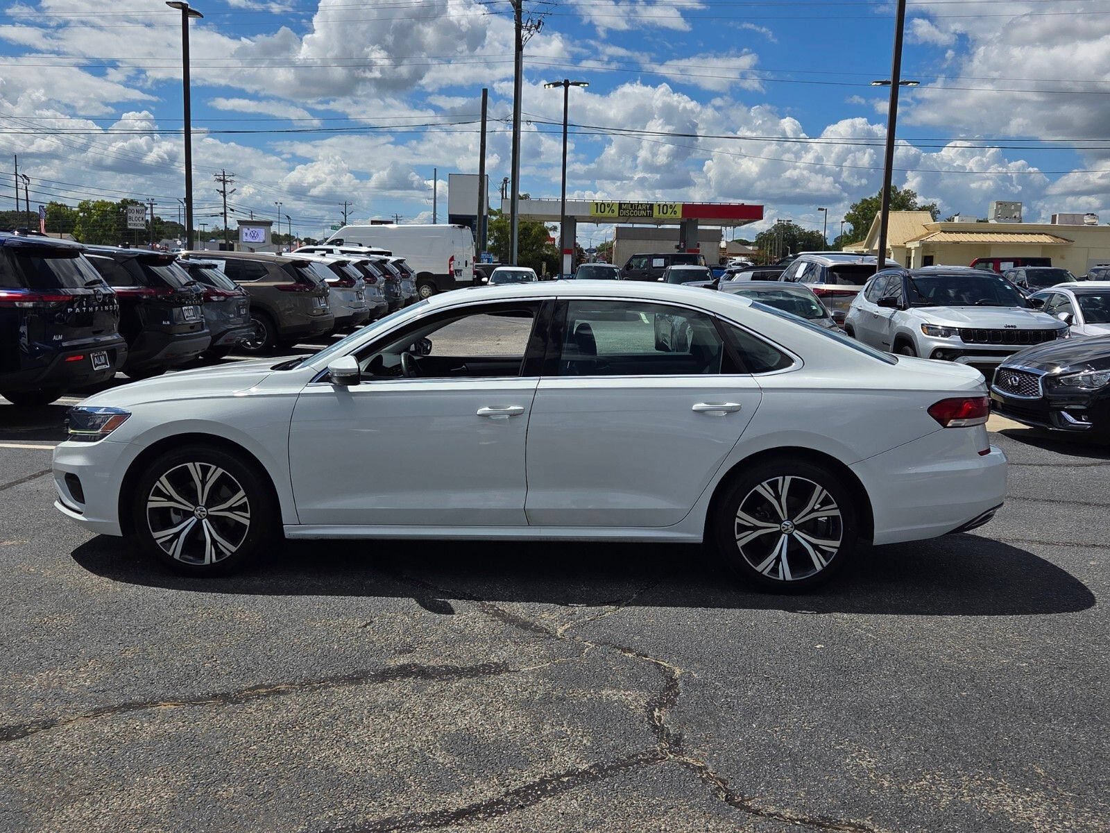 Used 2022 Volkswagen Passat 2.0T SE FWD image 4