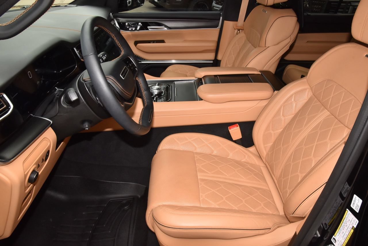 Used 2024 Jeep Grand Wagoneer Series III w/ Rear Seat Video Group 1 AWD/4WD image 13