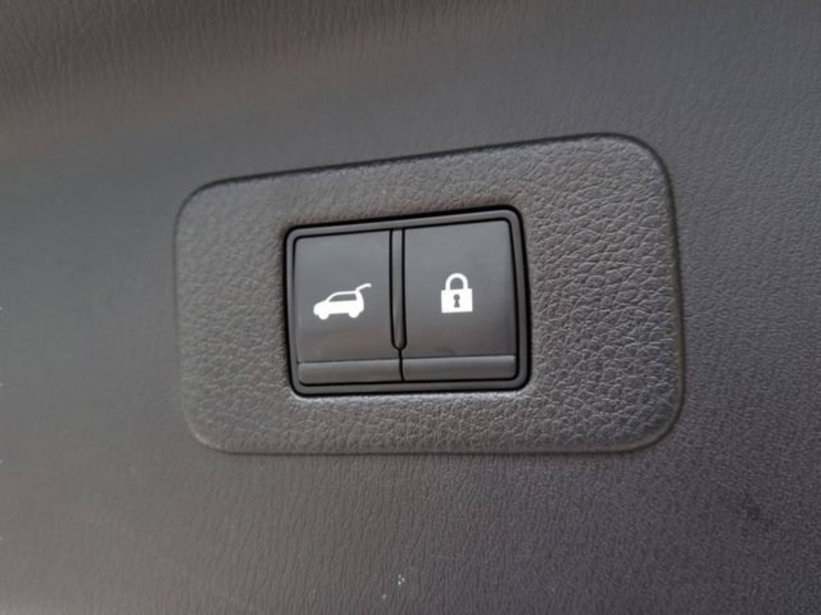 Used 2023 Nissan Armada Platinum w/ Captain's Chairs Package RWD image 11