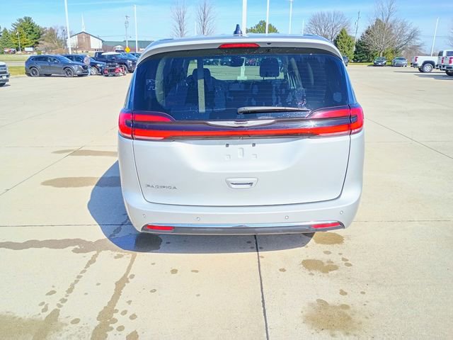 Used 2024 Chrysler Pacifica Touring-L image 12