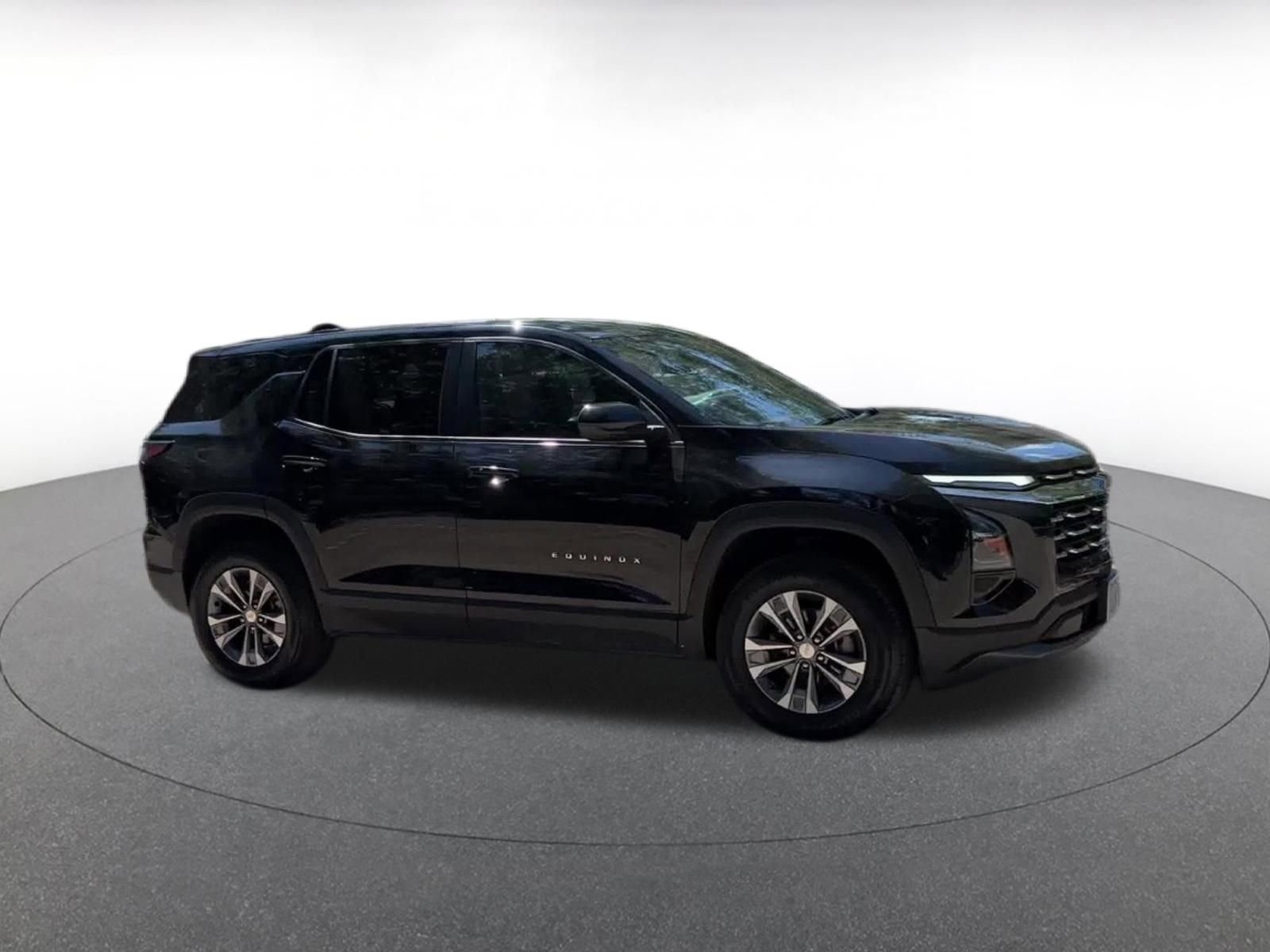 Used 2025 Chevrolet Equinox LT FWD image 2
