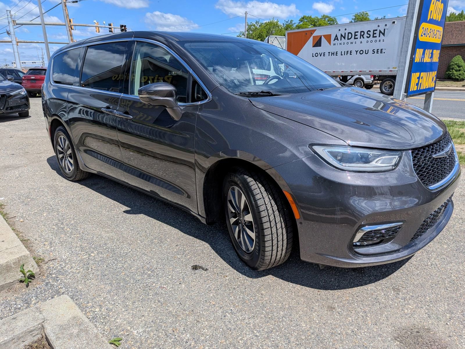 Used 2022 Chrysler Pacifica Touring-L w/ Uconnect Theater Family Group FWD image 7