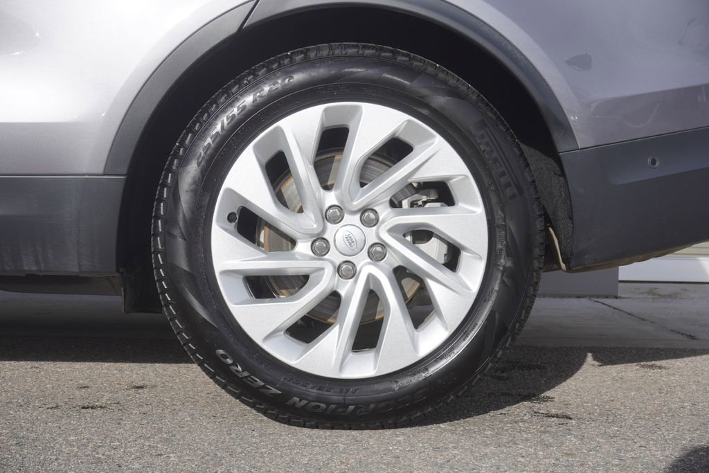 Used 2025 Land Rover Discovery S image 33