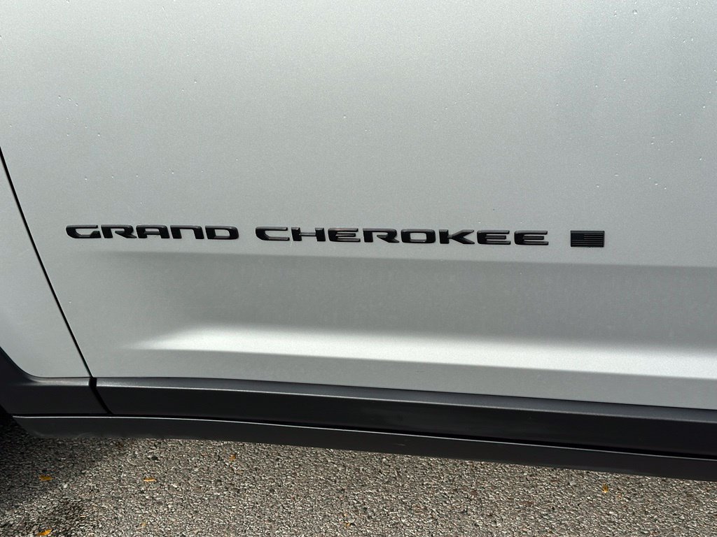 Used 2025 Jeep Grand Cherokee Altitude AWD/4WD image 11