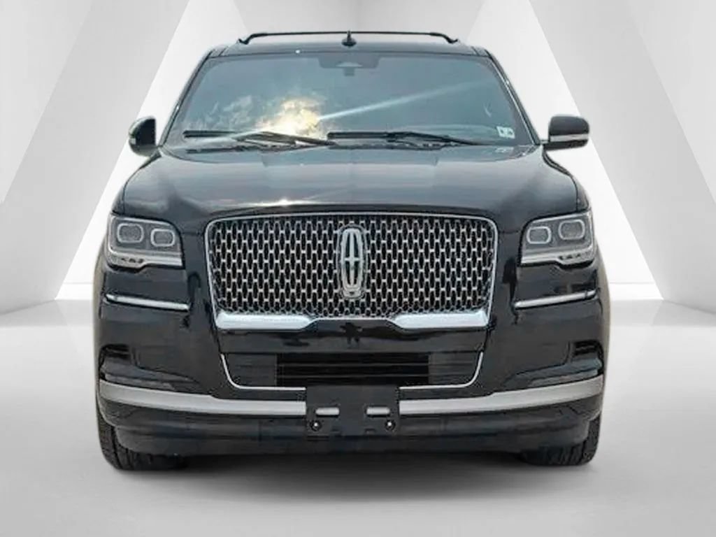 Used 2023 Lincoln Navigator L Reserve AWD/4WD image 2