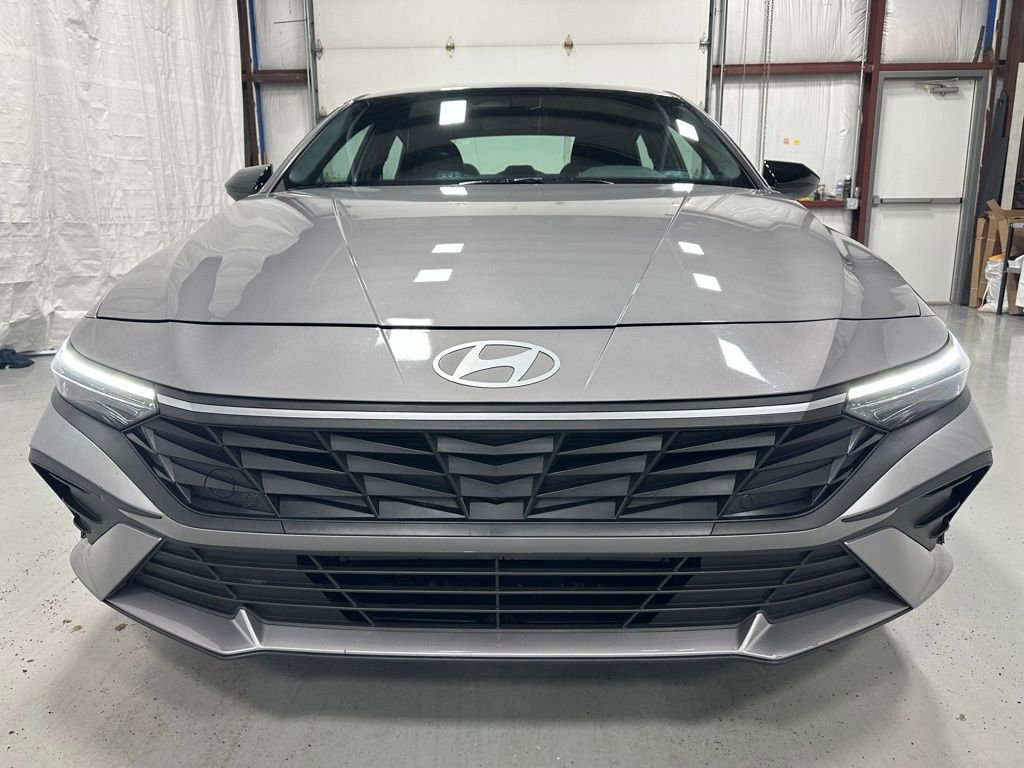 Used 2025 Hyundai Elantra Sport image 2
