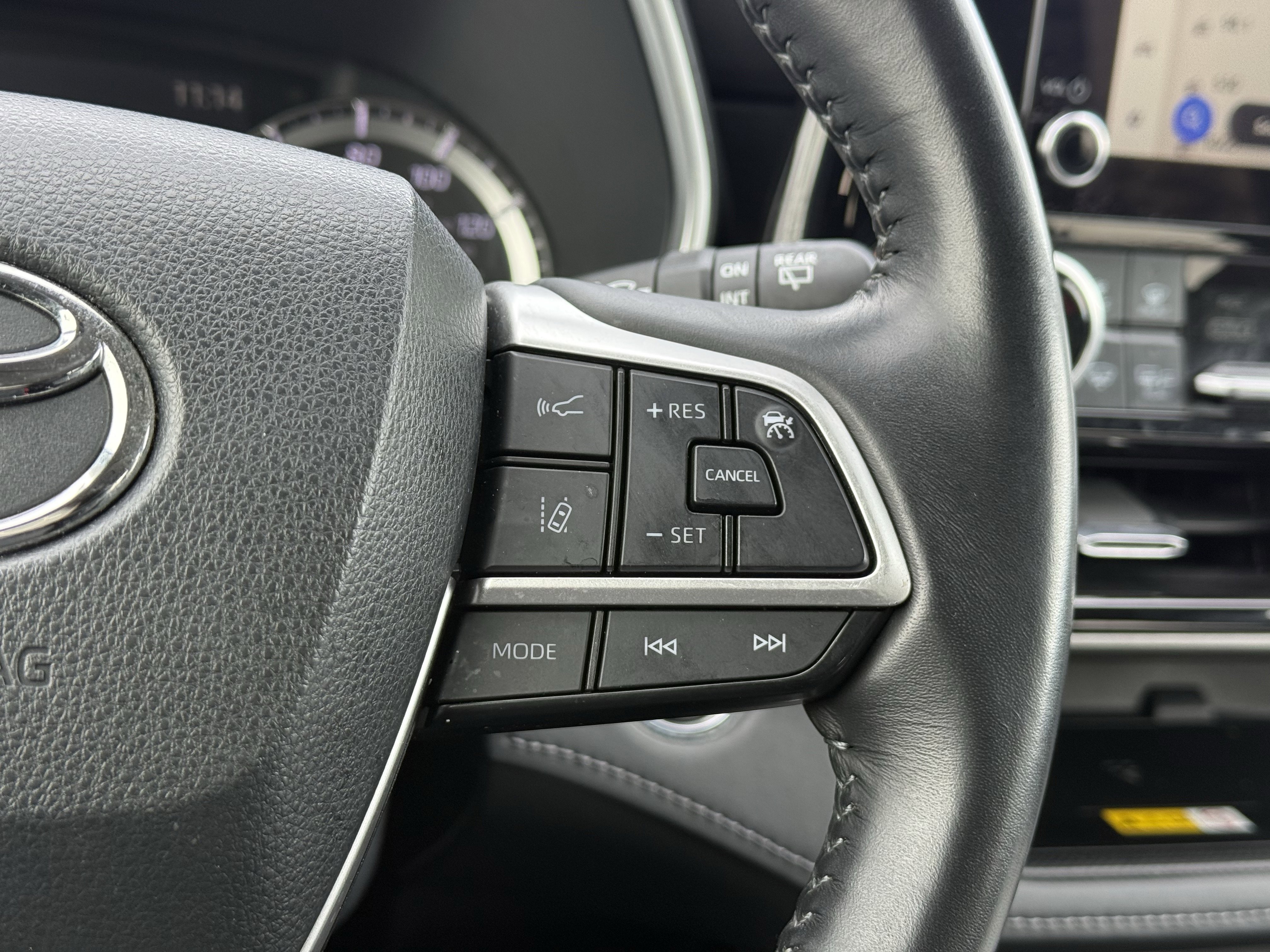 Used 2023 Toyota Highlander XLE image 28